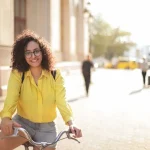 Mulher de bicicleta