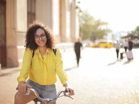 Mulher de bicicleta