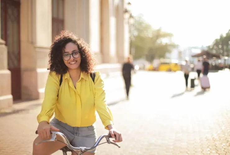 Mulher de bicicleta