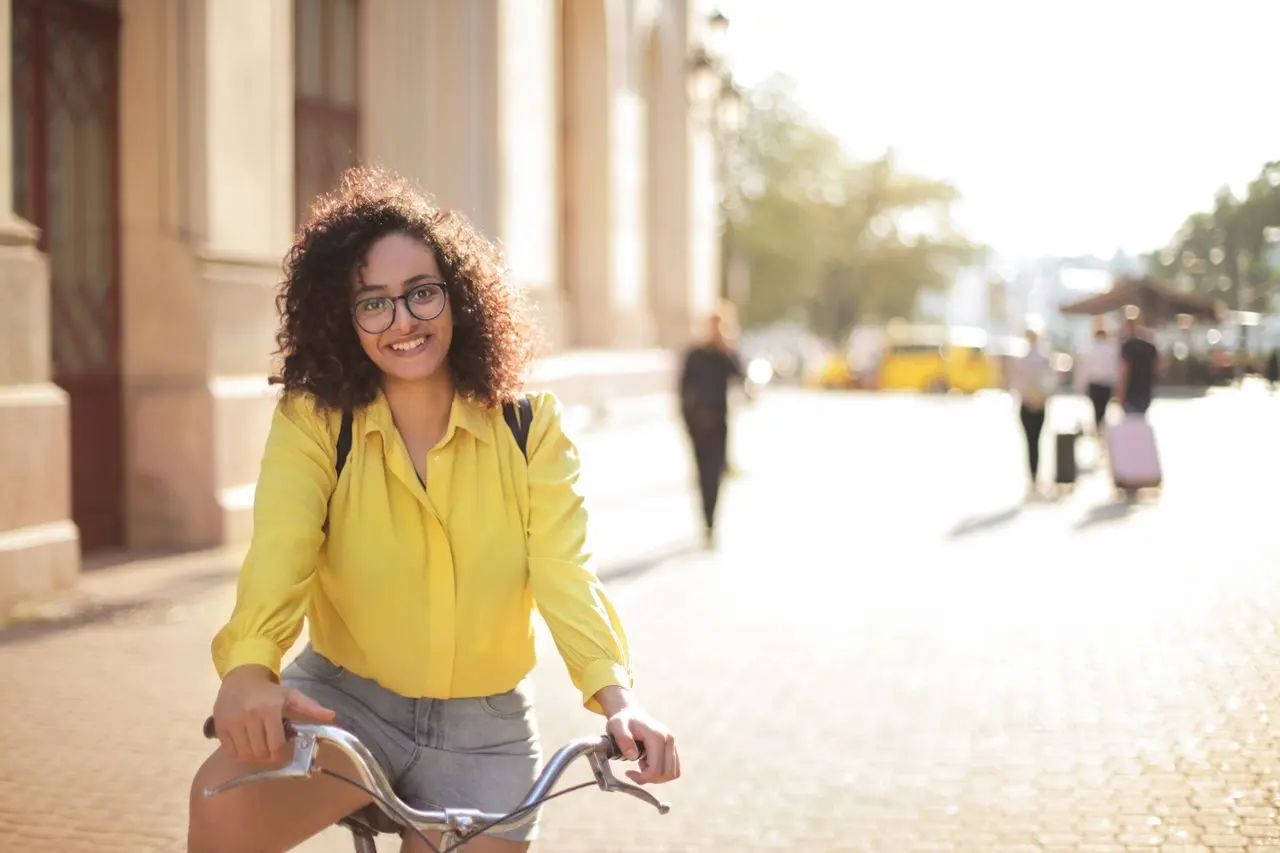 Mulher de bicicleta